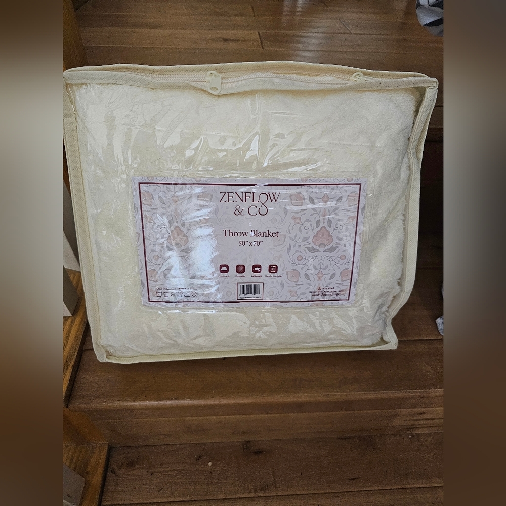 New off white throw blanket 50X70( 100% POLYESTER)